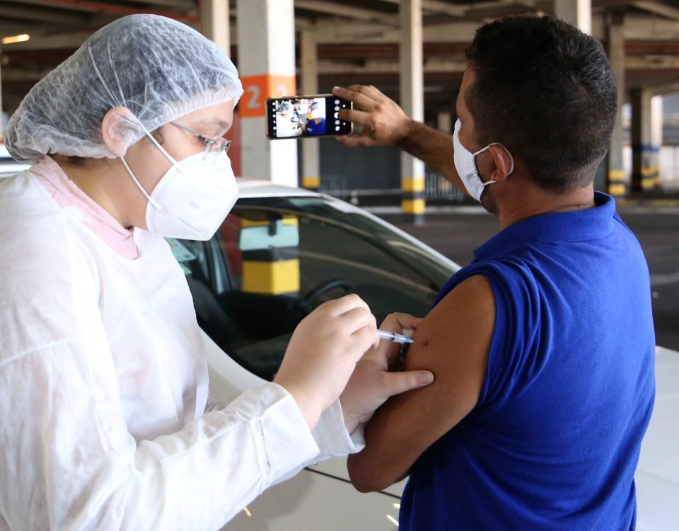 Vacinação em Fortaleza: Pessoas com mais de 45 anos podem ser vacinadas sem agendamento prévio