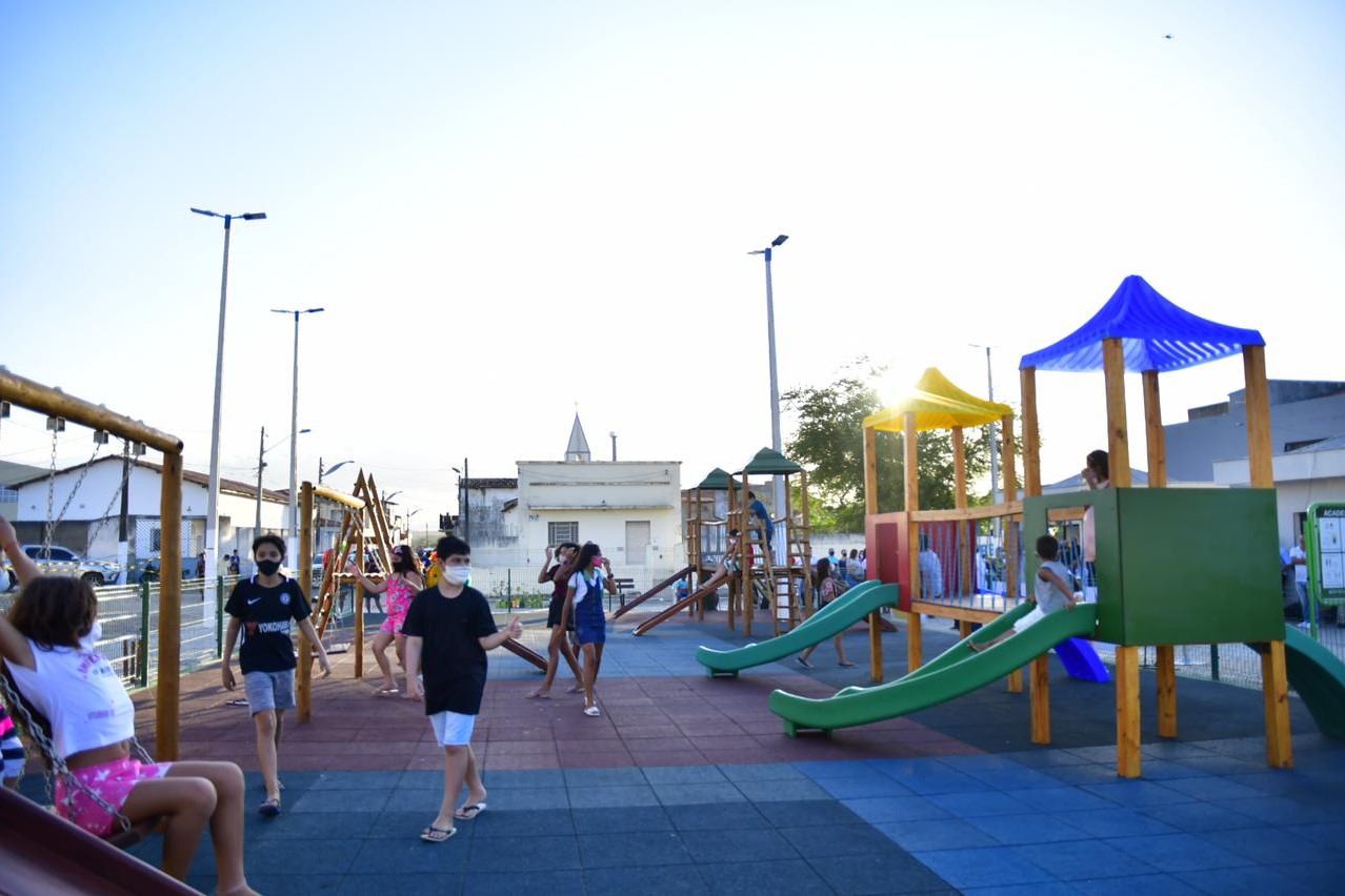 Paramoti, Tururu e São Luís do Curu ganham brinquedopraças e academias ao ar livre