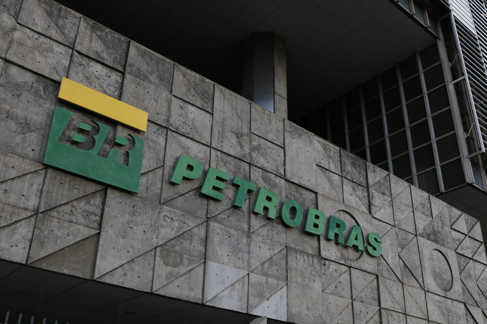 Economia: Petrobras começa produção de petróleo e gás natural, no Campo Sépia (RJ)