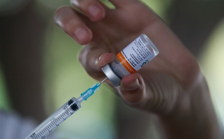 Combate à Covid: Governo do Ceará assina contrato para compra direta de 3 milhões de doses da CoronaVac