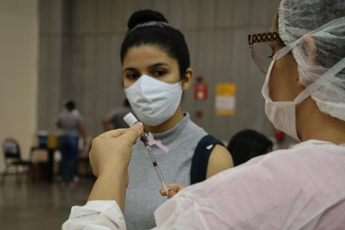 Combate à Covid: Quase 2 milhões de pessoas tomaram pelo menos uma dose da vacina em Fortaleza