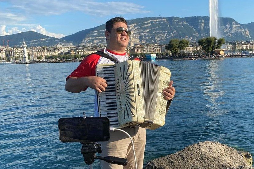 Constrangimento: Sanfoneiro Fábio Carneirinho denuncia furto de instrumento durante viagem entre Itália e Suíça