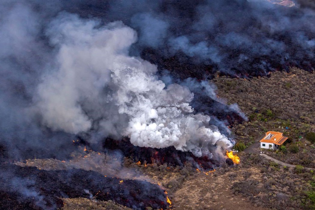 Vulcão: Casa escapa ao rio de lava do Cumbre Vieja nas Ilhas Canárias e vira atração