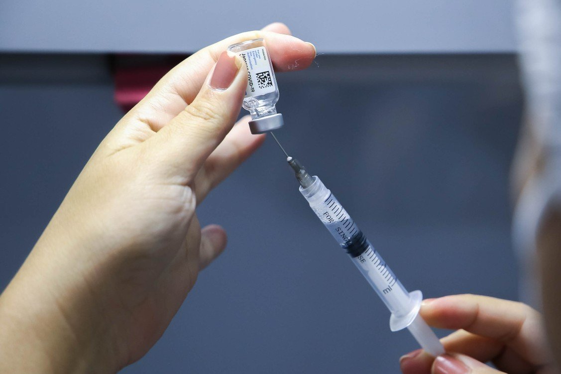 Combate à Covid: Vacinação em massa defendida pela Ciência surte efeito e Brasil tem redução de 90% de mortes