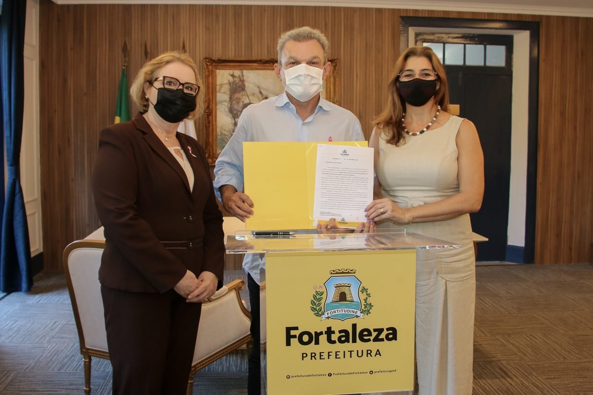 Dignidade: Prefeitura de Fortaleza quer instituir fornecimento de absorventes a alunas da rede municipal