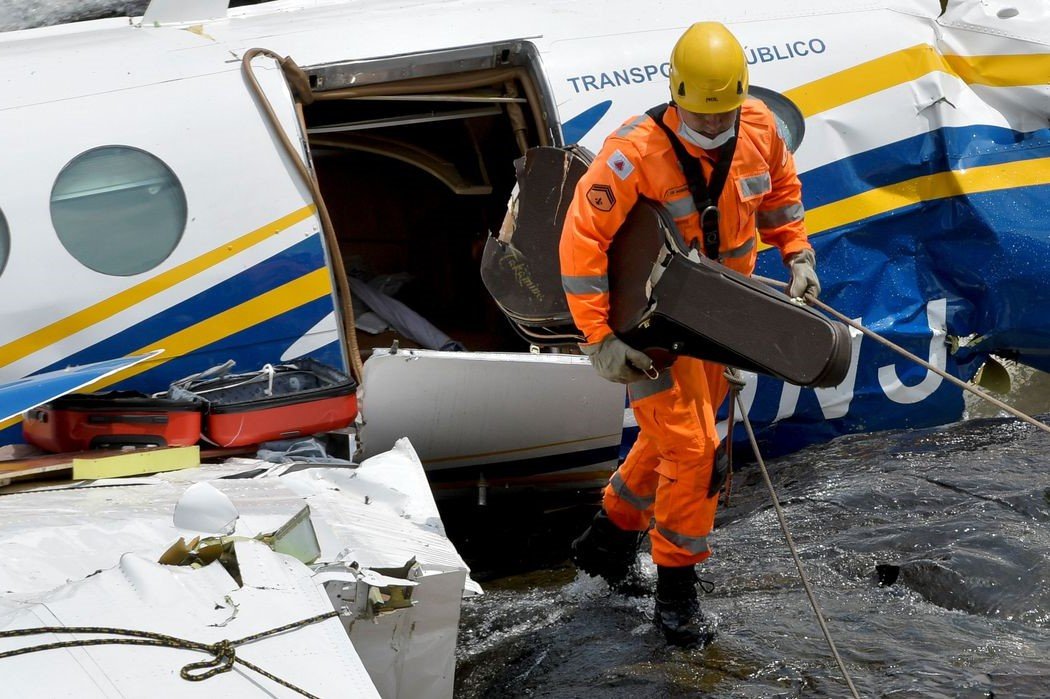 Tragédia de Caratinga: Corpos de tripulantes de avião são sepultados no Distrito Federal