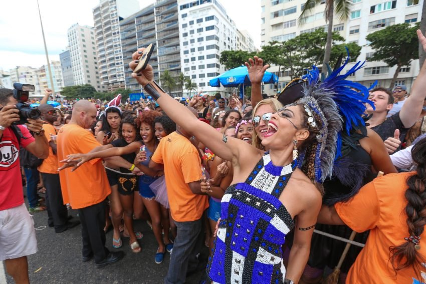 Carnaval de rua no Rio: blocos pedem folia em manifesto - 13/04/2022 -  Cotidiano - Folha