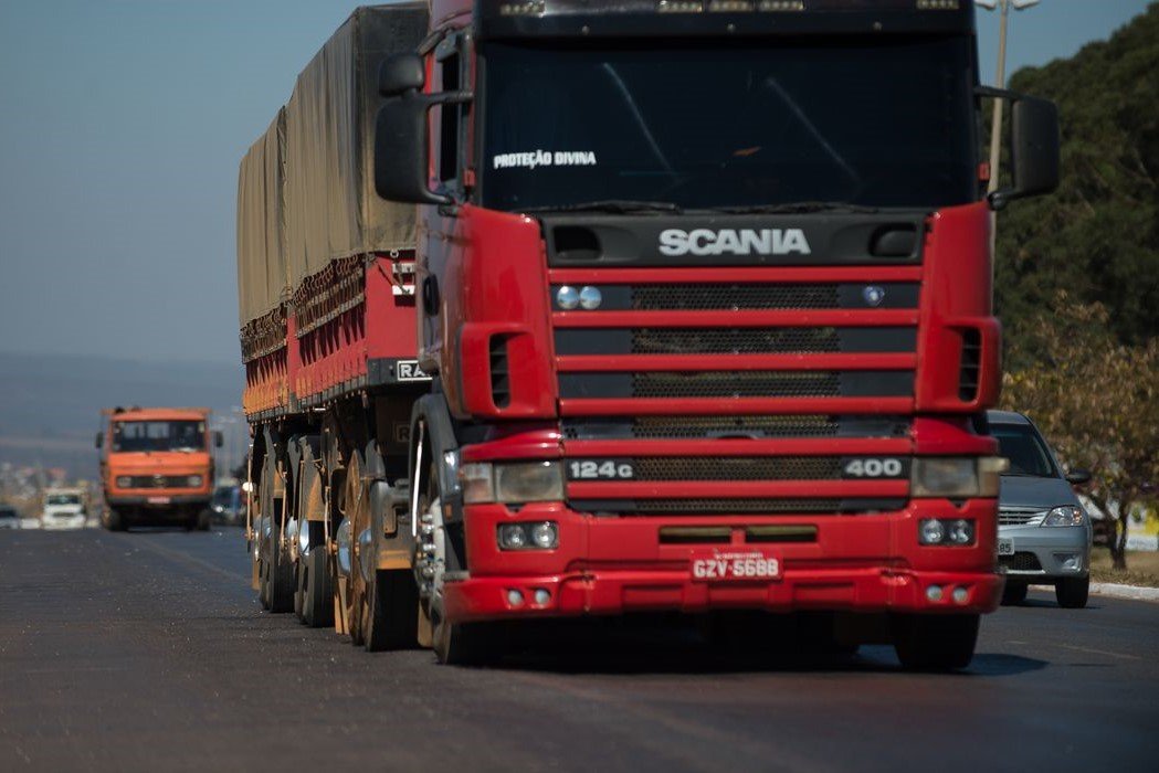 Fiscalização: Motoristas de caminhões e ônibus sem exame toxicológico pagarão multa de R$ 1.467,35