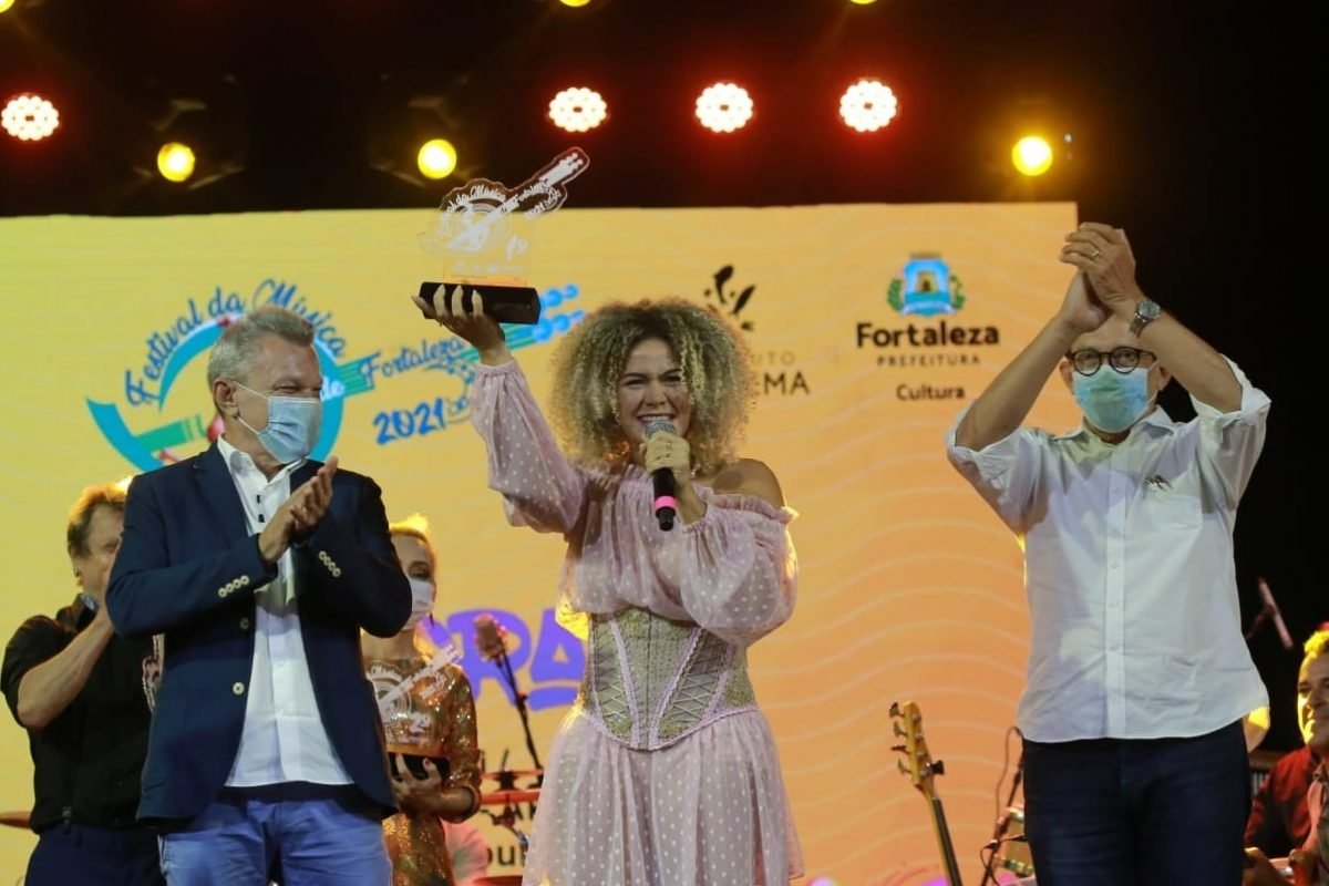 Cultura: Ariel Moura, intérprete da canção vencedora, recebeu o prêmio do prefeito José Sarto e do secretário da Cultura, Elpídio Nogueira (Foto: Rodrigo Carvalho)