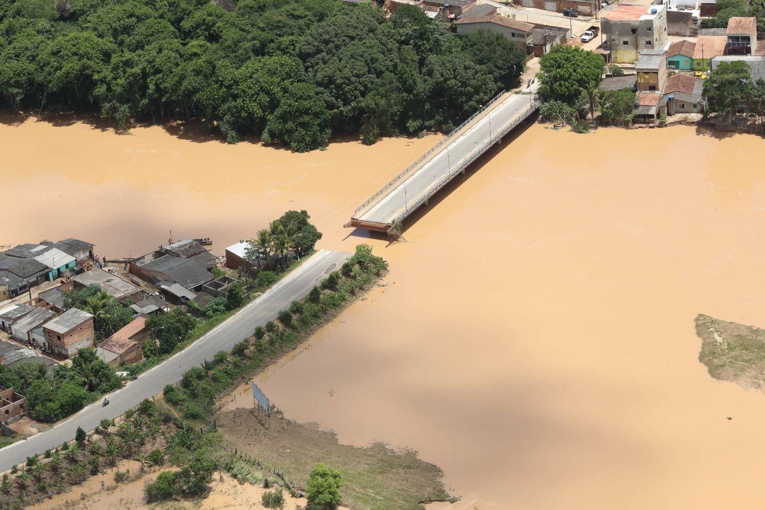 Socorro: BNB lança pacote de apoio aos atingidos pelas enchentes na Bahia e em Minas Gerais