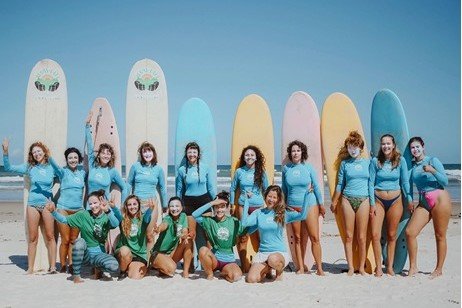 Inclusão: Águas de Gaia chega ao Ceará trazendo surfe e vivências para mulheres
