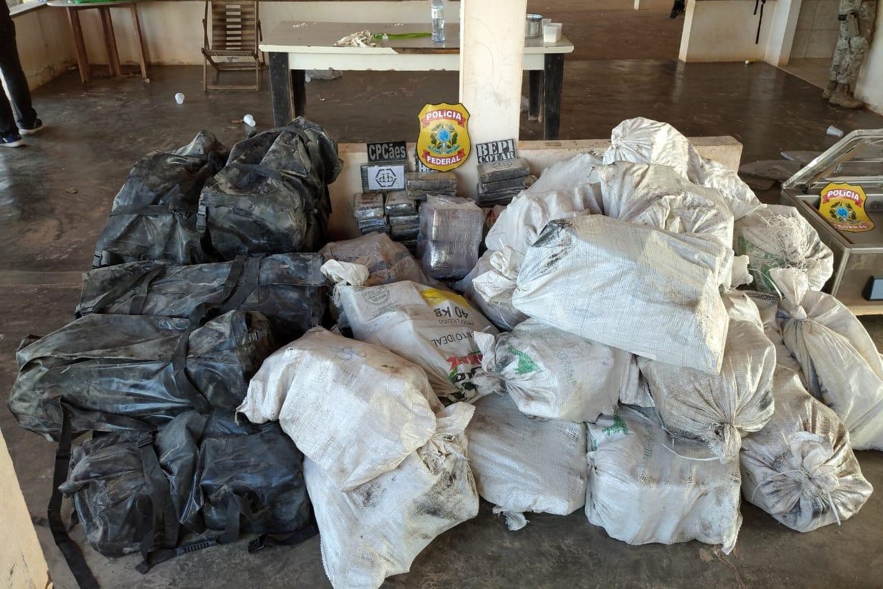 Combate ao Tráfico: Polícia do Ceará apreende mais de uma tonelada de cocaína na cidade de Chaval