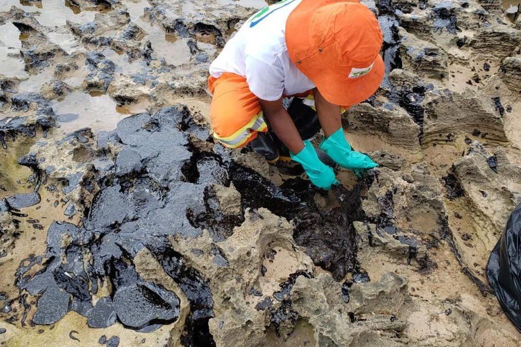 Indiciamento: Polícia Federal conclui que óleo que atingiu praias brasileiras veio de petroleiro grego