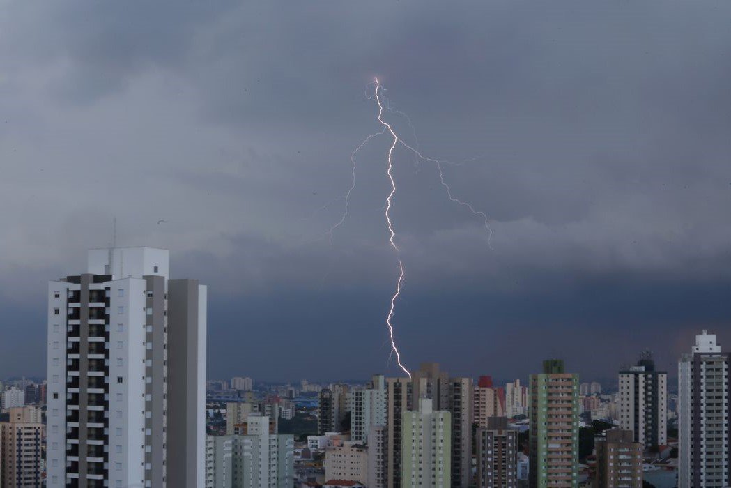 Ranking: Média anual de raios deve subir de 77,8 para 100 milhões no Brasil