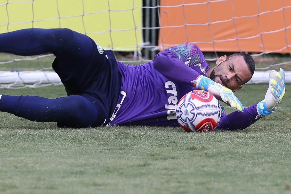 O goleiro Weverton, da SE Palmeiras, durante treinamento, na Academia de Futebol.| Foto: Divulgação/Palmeiras