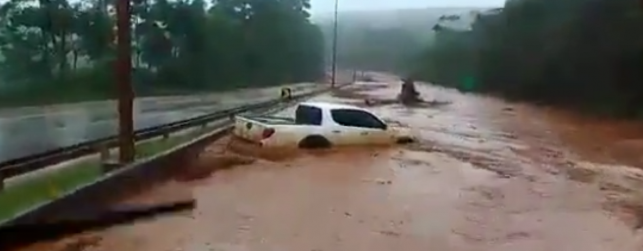 Vídeo: Imagem de câmera de segurança mostra momento em que dique em Minas Gerais transborda