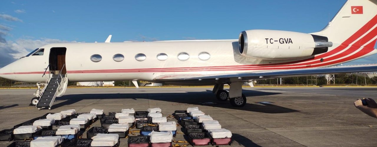 Tráfico de Drogas: Preso em Istambul piloto de avião flagrado com 1,3 t de cocaína no Ceará