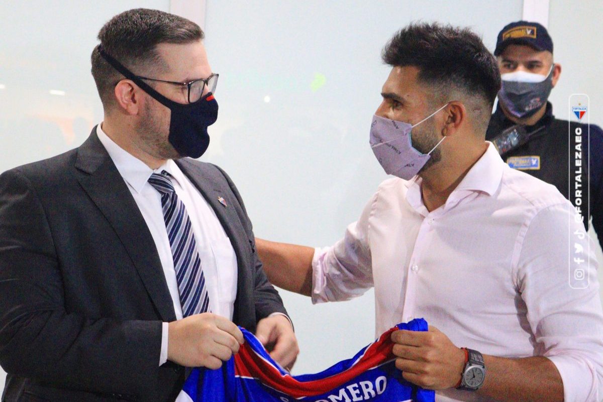 Jogador foi recepcionado pelo vice-presidente Alex Santiago. | Foto: Karim Gerorges/ Fortaleza EC