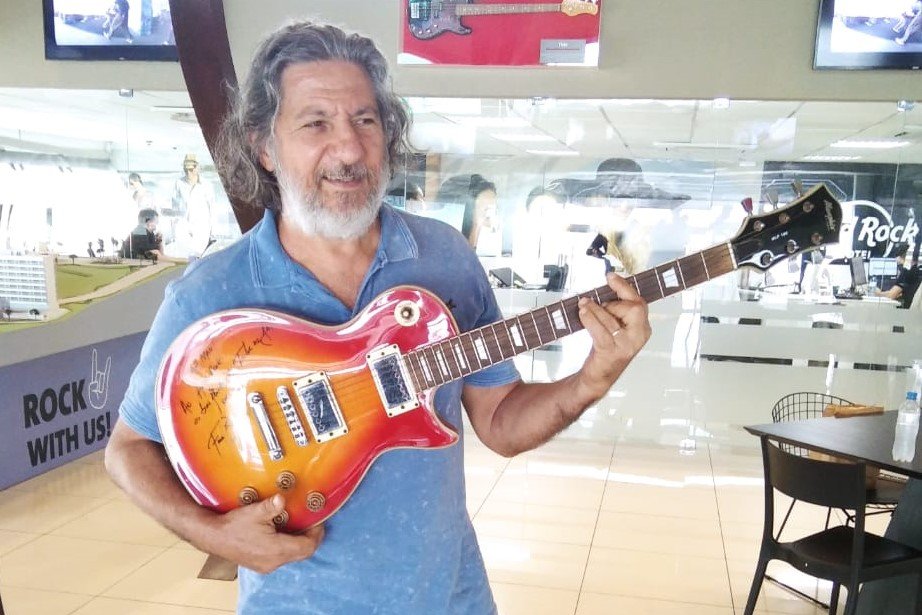 Vocalista banda de reggae Tribo de Jah, Fauzi Beydoun, deixa sua assinatura com uma mensagem em guitarra para os futuros hóspedes do Hard Rock Hotel Fortaleza