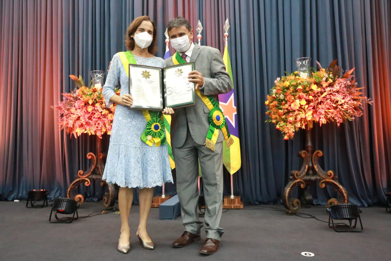 Vice-governadora do Ceará, Izolda Cela, é agraciada com a medalha da Ordem Estadual do Mérito Renascença do Piauí