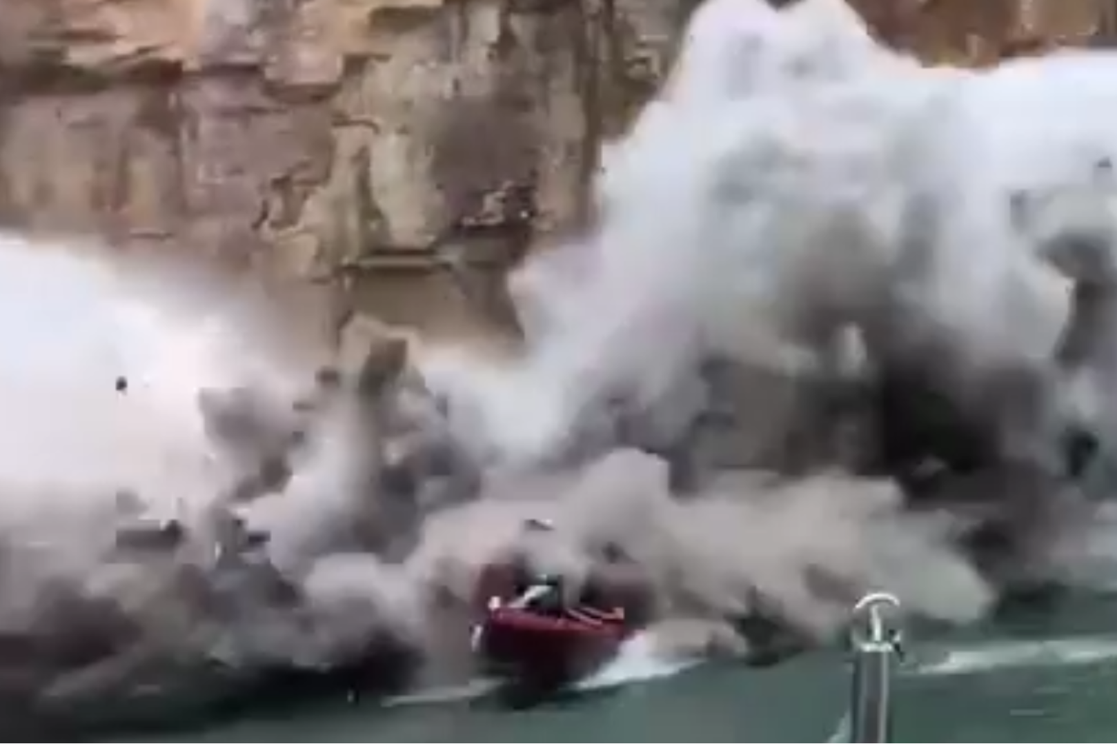 Desastre: Pedra Gigante se solta de cânion em Capitólio (MG) e atinge lanchas de turismo