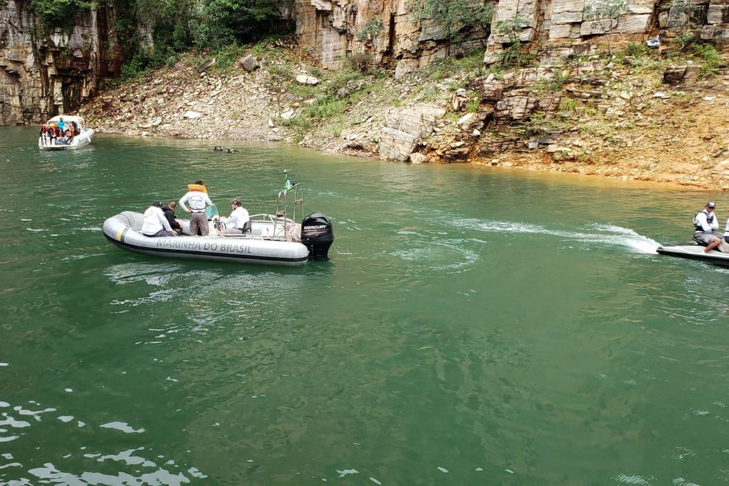 Desastre: Pedra Gigante se solta de cânion em Capitólio (MG) e atinge lanchas de turismo
