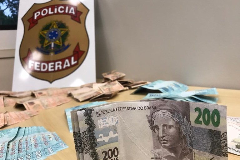 Polícia Federal cumpre mandados de busca e apreensão em São Sebastião (SP) em ação contra distribuição de dinheiro falso