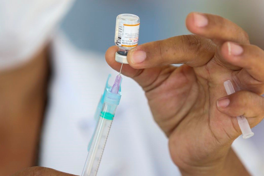 Pandemia: Em um ano, quase 70% dos brasileiros tomaram 2 doses de vacina contra a covid-19
