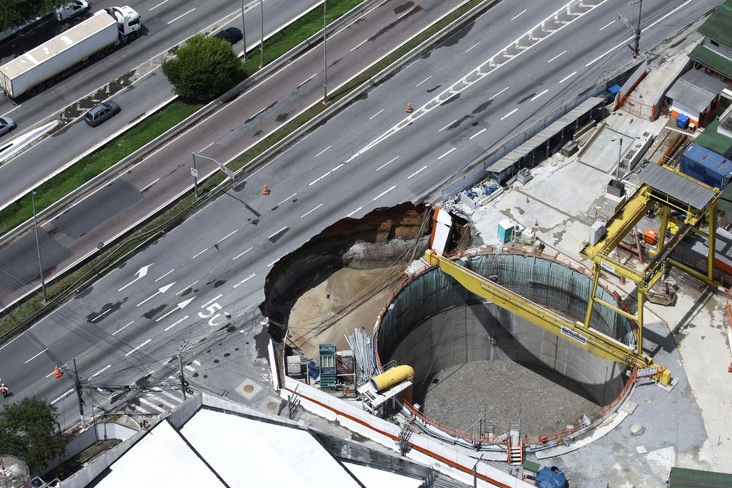 São Paulo: Pista central da Marginal Tietê é liberada para veículos após reparos em estrutura do metrô
