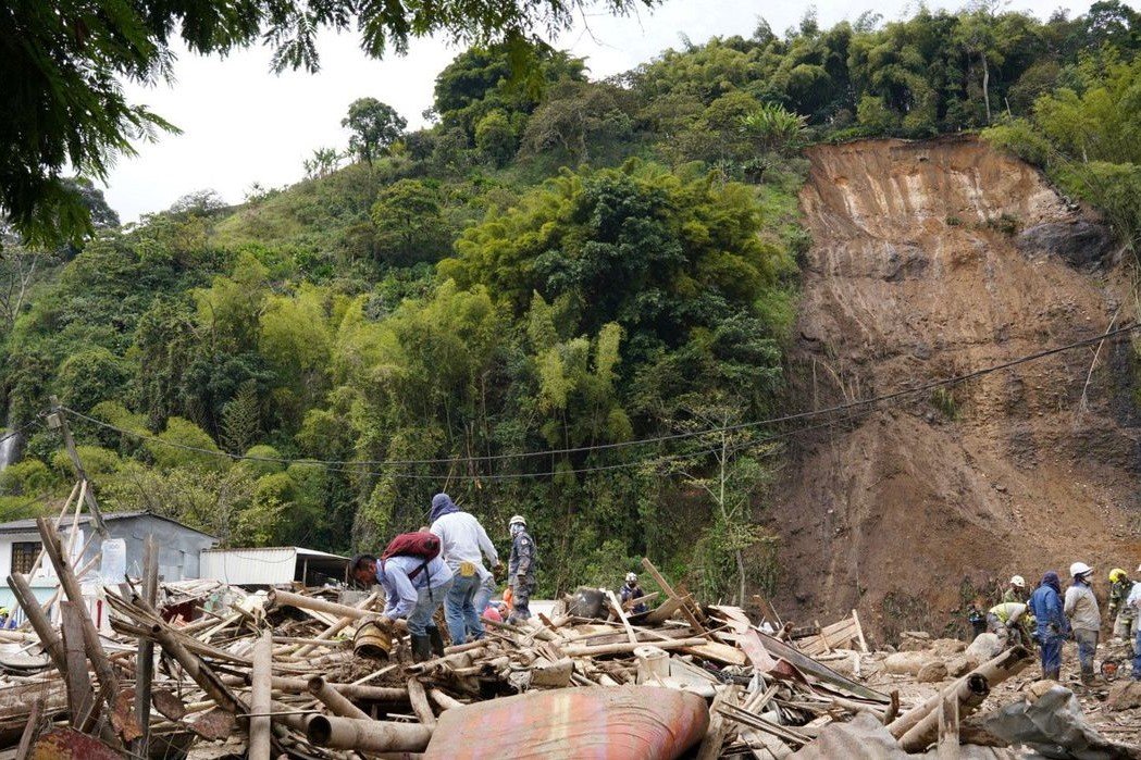 Tragédia: Pelo menos 14 pessoas morrem em deslizamento de terra na Colômbia