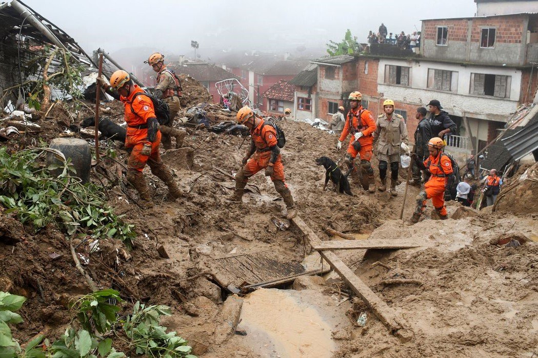 Tragédia: Moradores de Petrópolis arrecadam roupas e alimentos para desabrigados pelo temporal