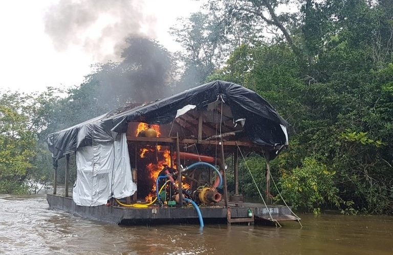 Operações: PF destrói 12 dragas usadas na extração ilegal de ouro no Rio Roosevelt em Rondônia