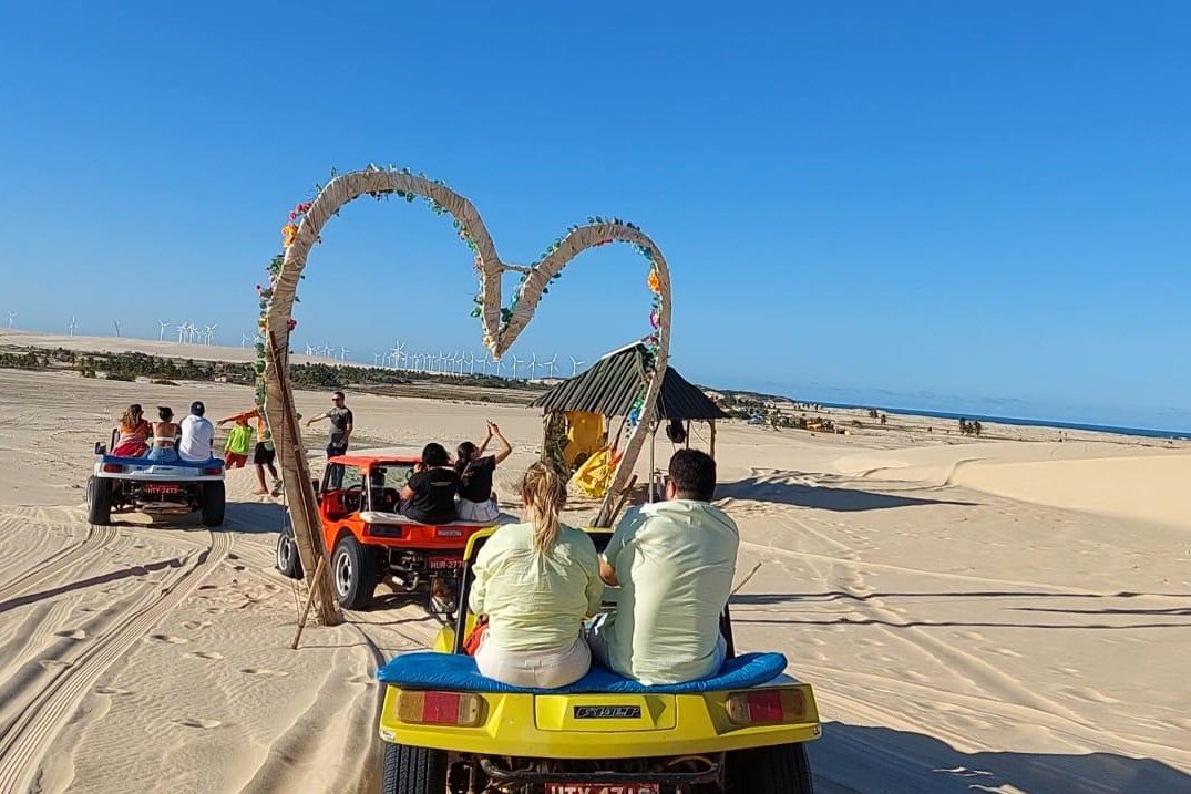 Com emoção! Passeio de bugue conquista turistas que visitam as famosas praias Aracati