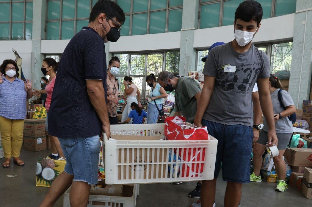 Socorro: Com quase 900 desabrigados, Petrópolis anuncia auxílio de R$ 1 mil