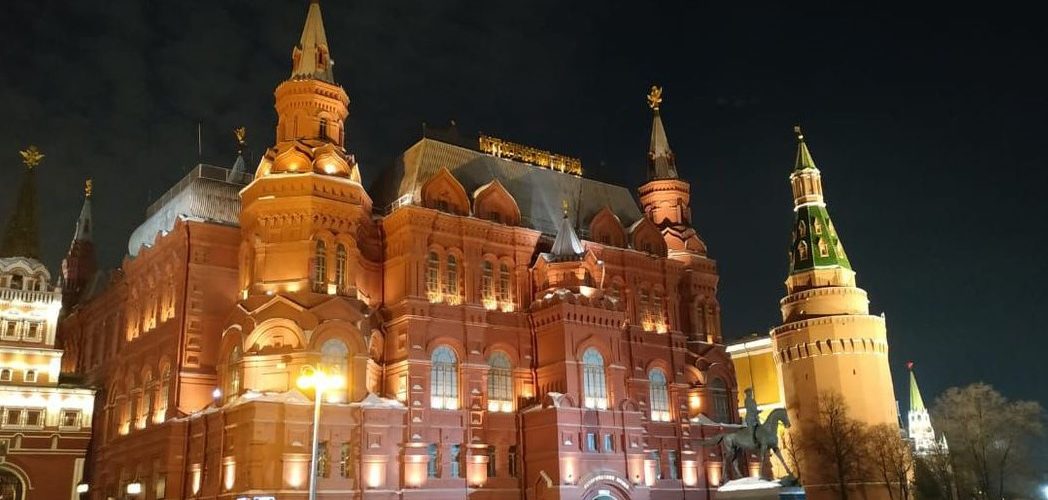 Guerra na Ucrânia: Rússia aumenta taxas de juros e introduz controles de capital