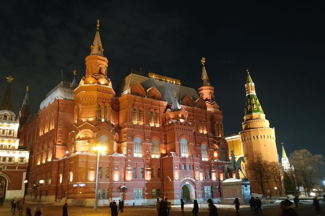 Guerra na Ucrânia: Rússia aumenta taxas de juros e introduz controles de capital