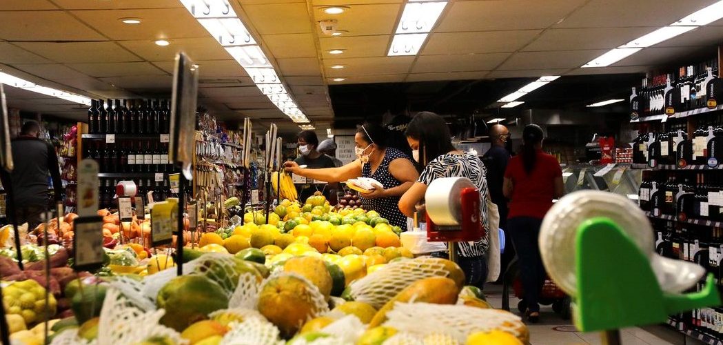 Economia: Consumo das famílias tem alta de 1,23% em janeiro