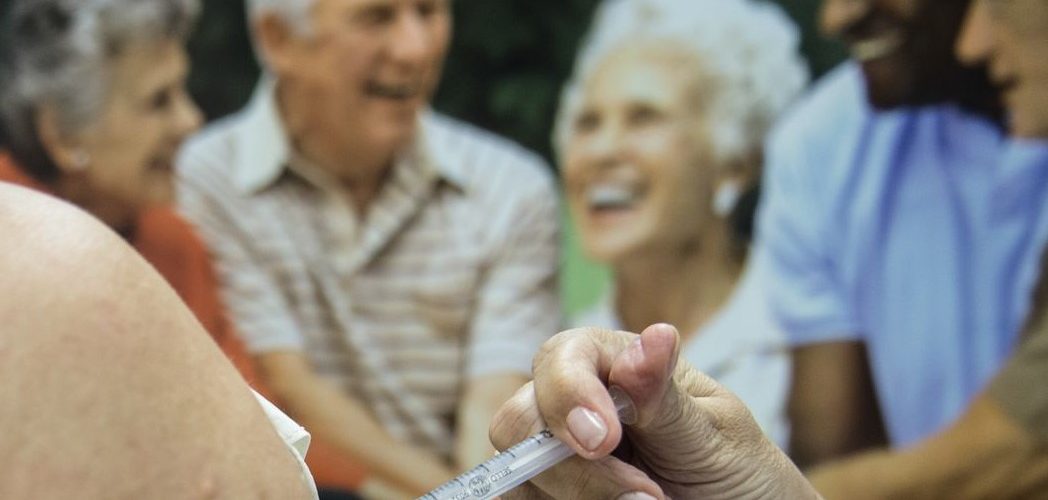 Covid-19: Saúde recomenda segunda dose de reforço para idosos acima de 80 anos