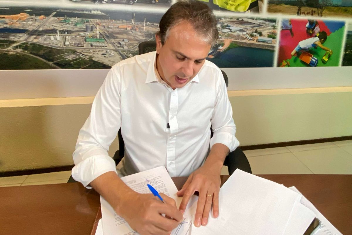 Camilo Santana sanciona lei que estabelece o reajuste de 33,34% para o Piso do Magistério no Ceará