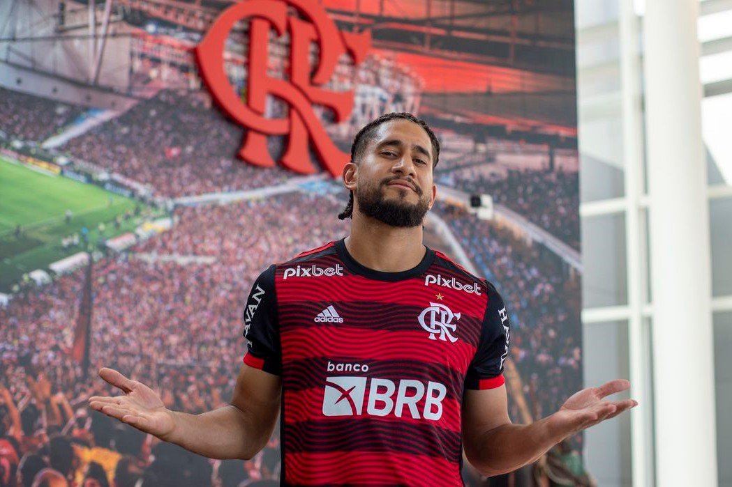 Repatriados: Flamengo e Atlético-MG anunciam a chegada de zagueiros que estavam na Rússia