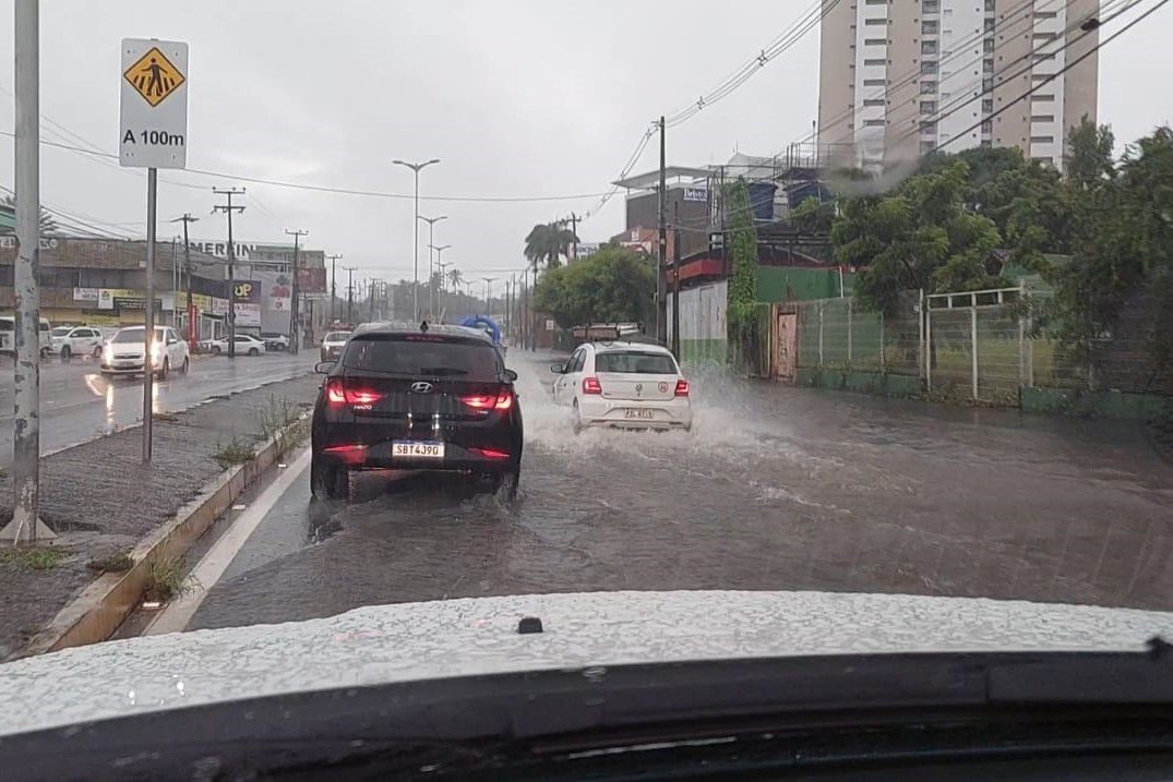 Chuva: Viaduto sobre a BR 116 em Fortaleza é interditado após buraco se abrir