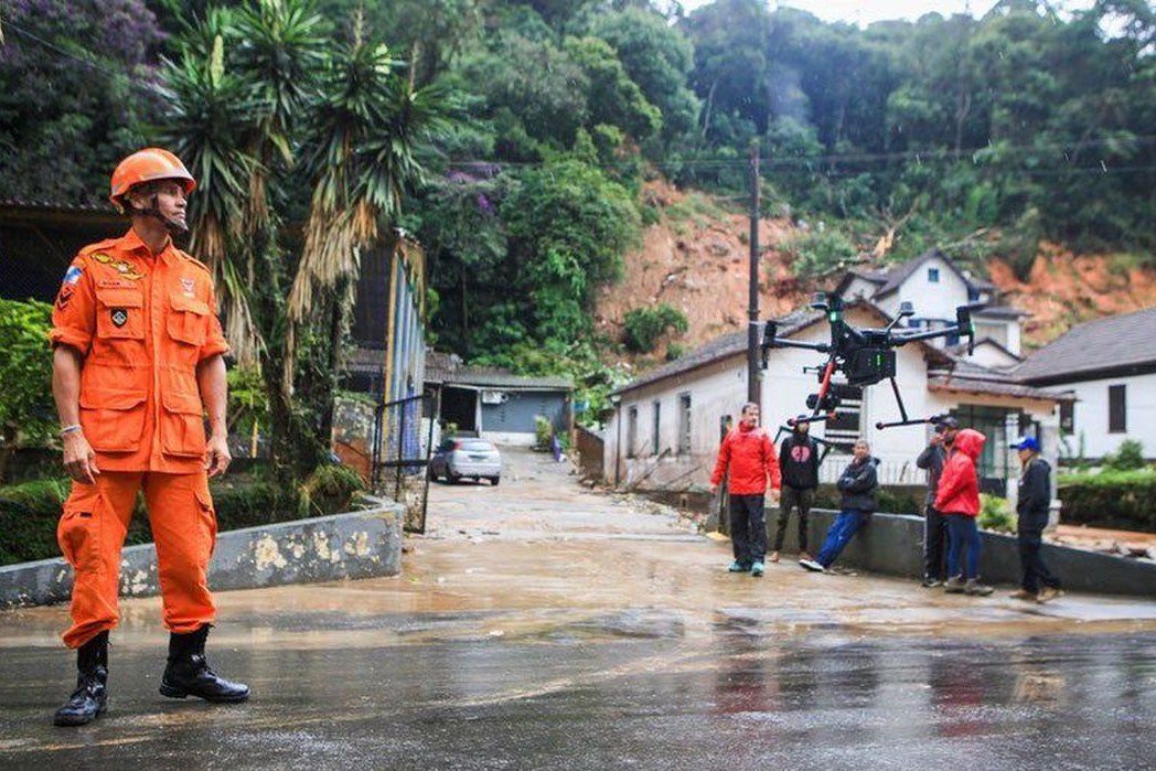 Temporal: Bombeiros retomam buscas a desaparecidos em Petrópolis
