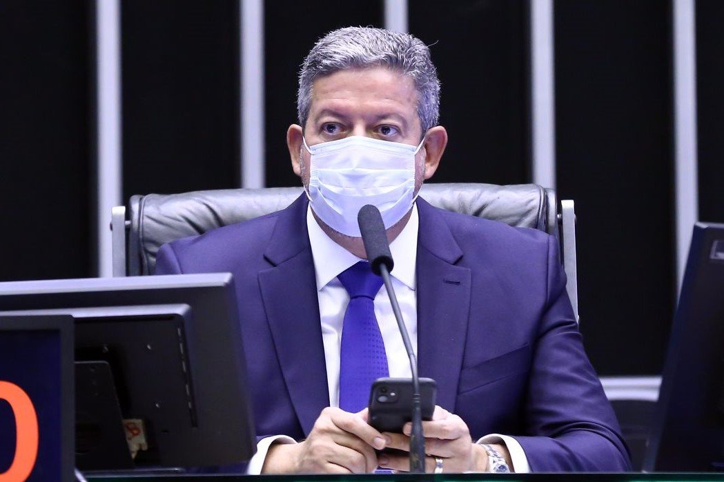 O presidente da Câmara dos Deputados, Arthur Lira (PP-AL), suspendeu a resolução que determinava o retorno às atividades presenciais