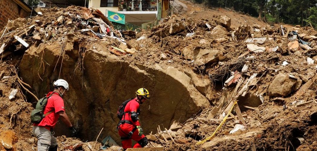 Tragédia: Bombeiros e voluntários já resgataram 233 corpos em áreas de deslizamento de terra em Petrópolis