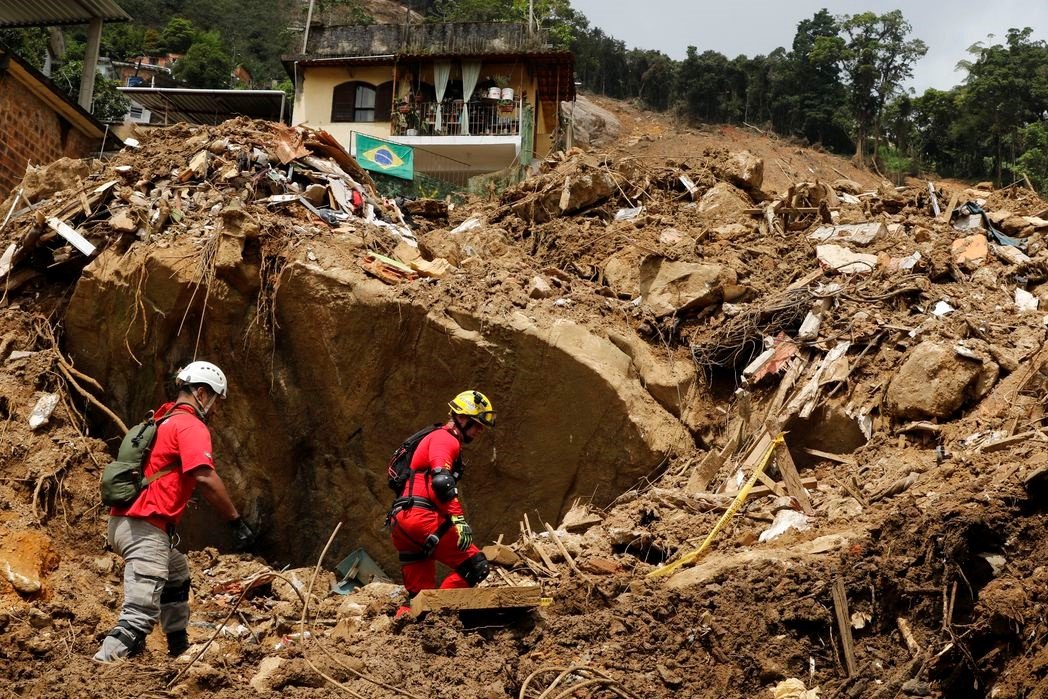 Tragédia: Bombeiros e voluntários já resgataram 233 corpos em áreas de deslizamento de terra em Petrópolis