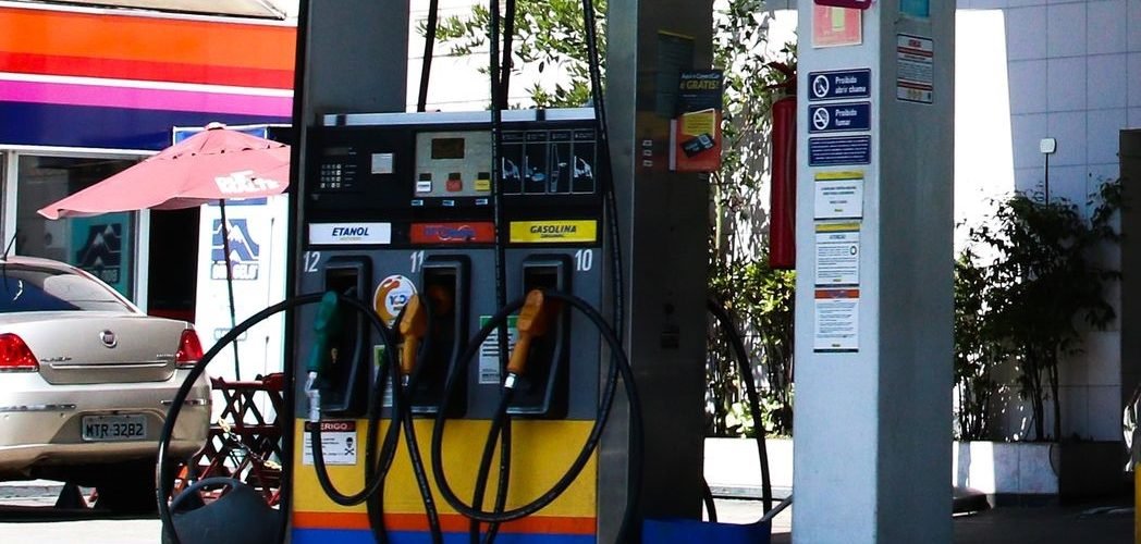 Economia: Com alta nos preços dos preços dos combustíveis, vale a pena trocar gasolina por etanol?