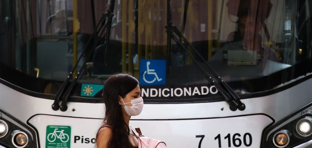 Pandemia: Fiocruz considera prematura retirada de máscaras e passaporte