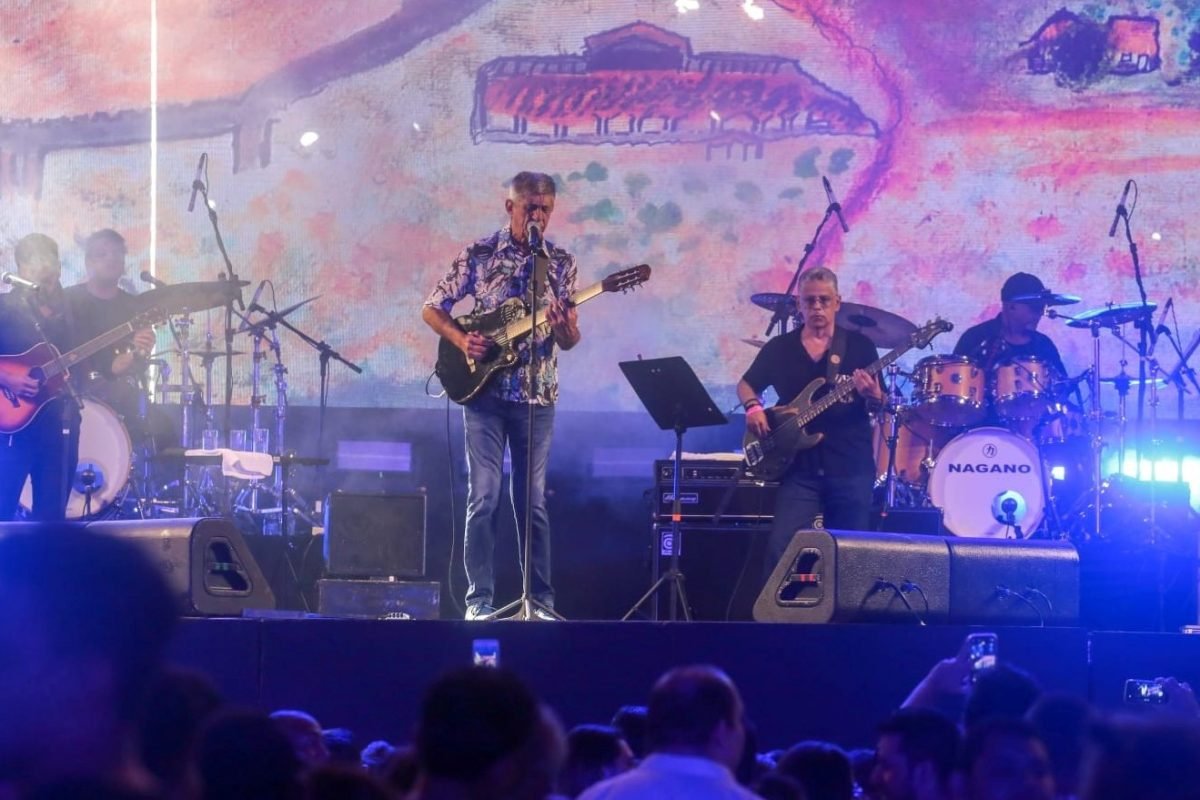 Aniversário: Fortalezenses comemoram os 296 anos da Capital em shows na Praia de Iracema