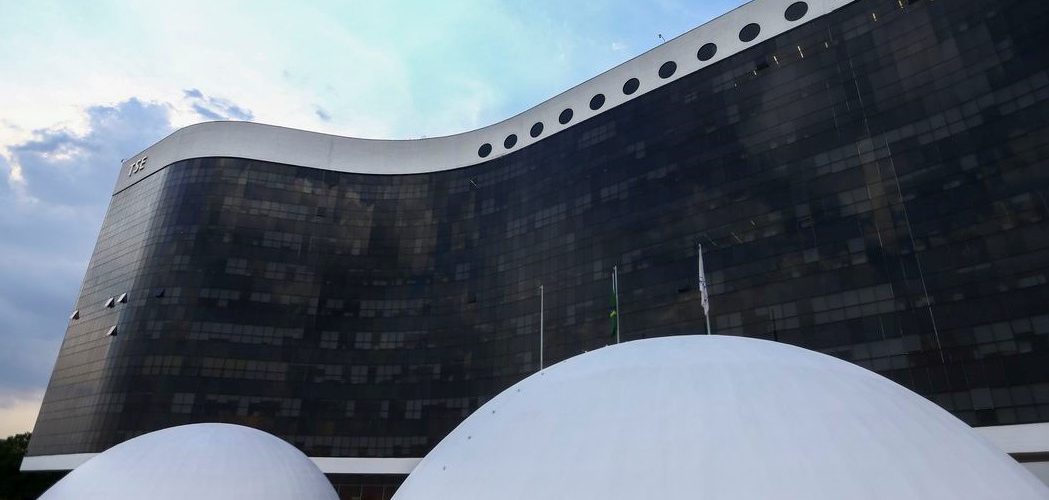 Notícia Falsa: TSE desmente fake news sobre aplicativo e-Título