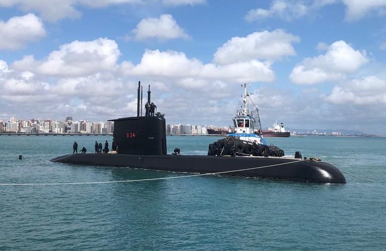 De passagem... Porto de Fortaleza recebe submarino da Marinha do Brasil